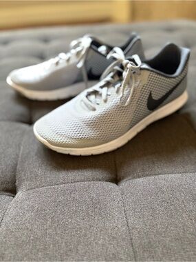 Nike Men's Flex Experience Run 6 Running Shoes